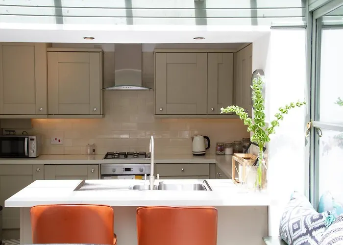 Lock Keepers - Detached House In The