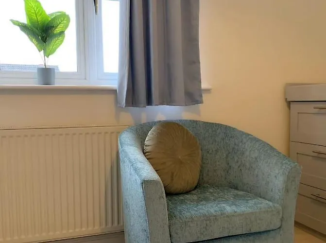 Semesterbostad Spacious And Amazing 4 Bedroom Detached House Manchester