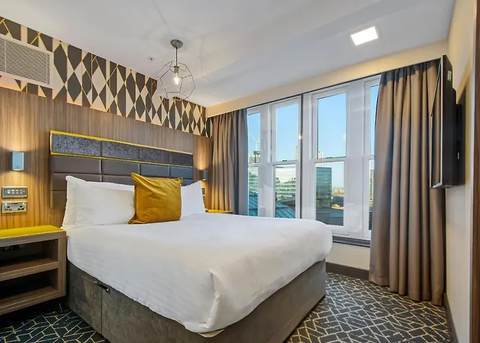 Roomzzz Victoria 4* Manchester