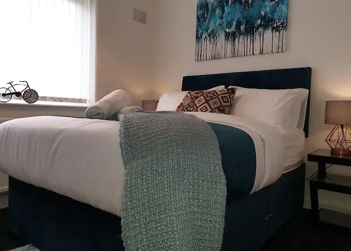 Cheerful 3 Bedroom House With Spacious Garden Prázdninový dům