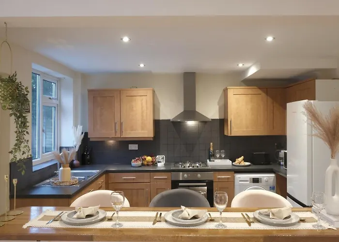 Bee - Byron House Manchester