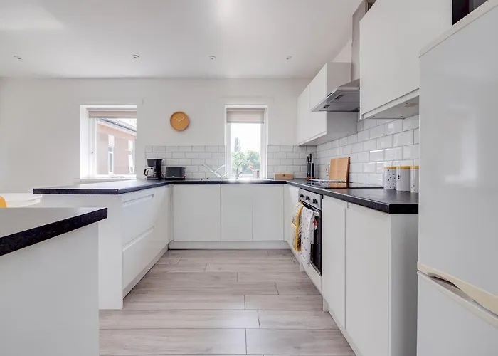 Ferienhaus Pass The Keys Lovely 3 Bedroom Golf Club And Parking Manchester