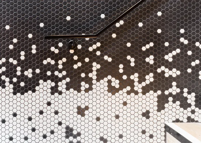 מלון Whitworth Locke 4*