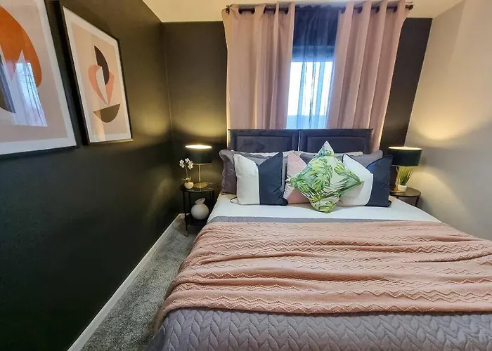 Couples Retreat / Workers Paradise + Free Parking דירה