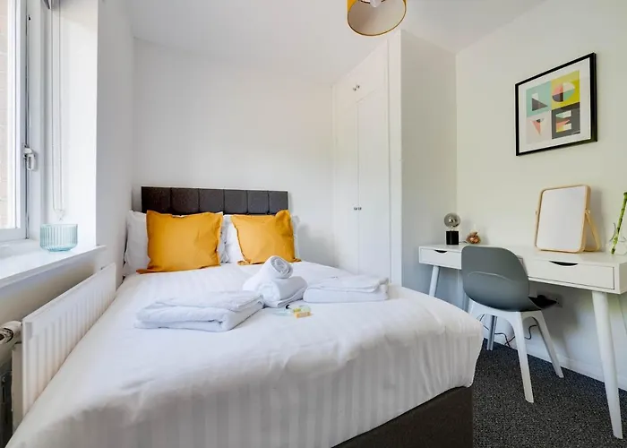 Ferienhaus Pass The Keys Lovely 3 Bedroom Golf Club And Parking Manchester