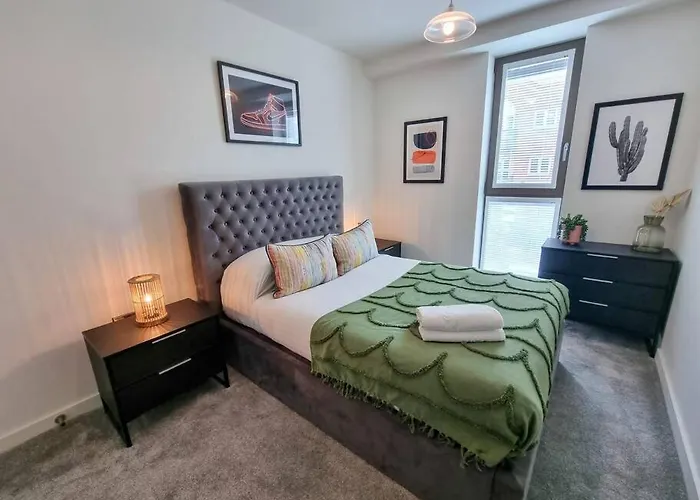 Luxury Centre Townhouse With Parking