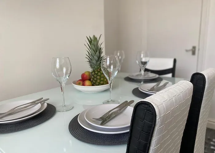 Cosy Cheerful 2 Bedrooms Near Piccadilly, Etihad Stadium Sleeps Up To 5 *