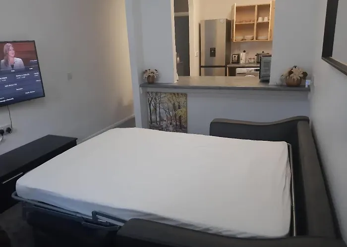 Entire Rental, Easy Reach To Etihad Stadium