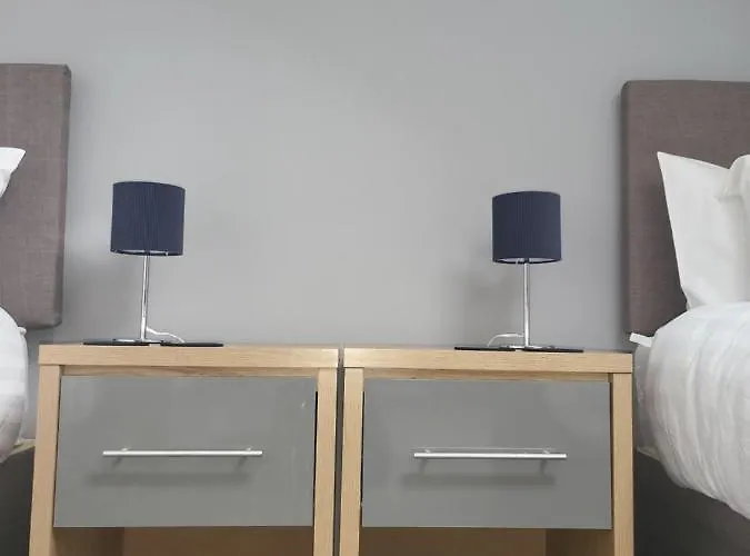 4 Bedroom - Sleeps 7 Pet Friendly & Parking Дом отдыха *