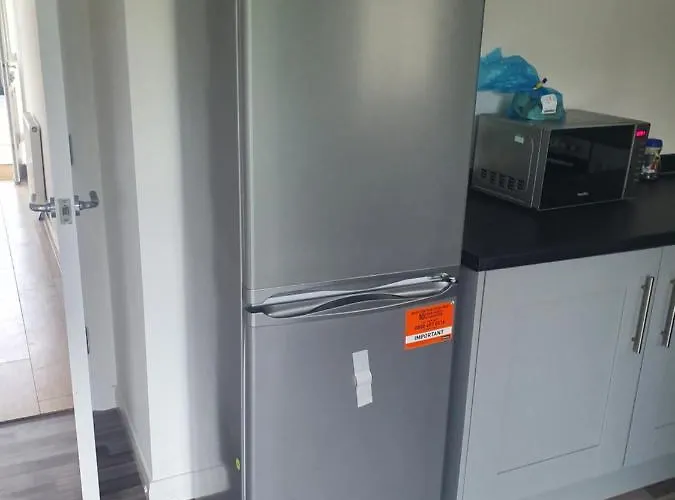 4 Bedroom - Sleeps 7 Pet Friendly & Parking