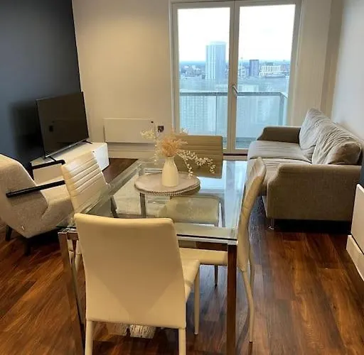 Lovely 2-bedroom With Balcony * Manchester