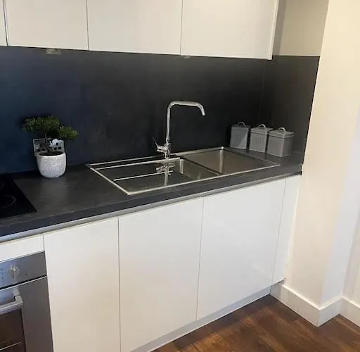 Lovely 2-bedroom With Balcony Manchester