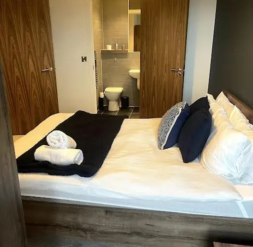 Lovely 2-bedroom With Balcony * Manchester