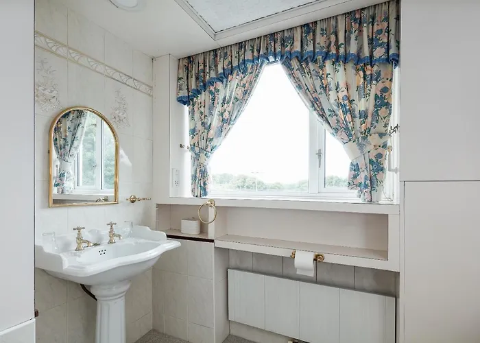 Beautiful 'mayfield' With Private Pool! Feriehus *