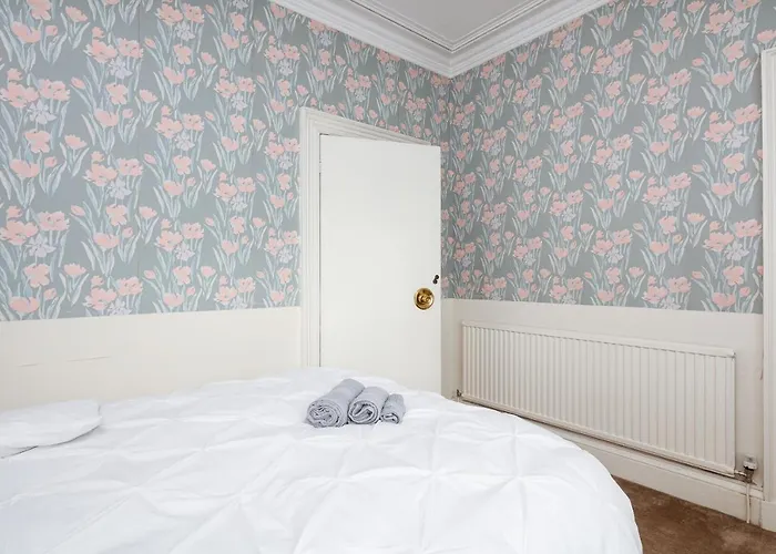 Beautiful 'mayfield' With Private Pool! Feriehus *