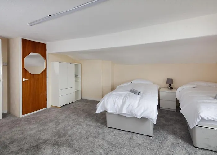 Beautiful 'mayfield' With Private Pool! Feriehus