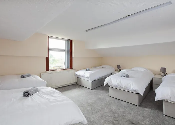 Beautiful 'mayfield' With Private Pool!