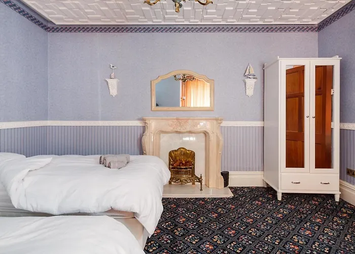 Beautiful 'mayfield' With Private Pool! Feriehus