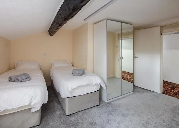 Beautiful 'mayfield' With Private Pool! *