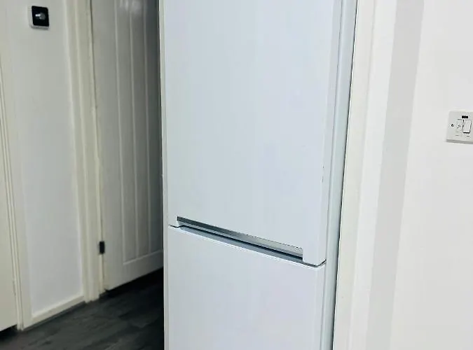 Beautiful And Homely 3 Bed House With Free Parking So Close To Man And Centre