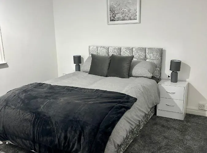 Beautiful And Homely 3 Bed House With Free Parking So Close To Man And Centre *