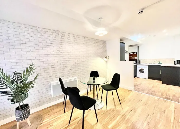 Lovely 2 - Bedroom In Centre 아파트
