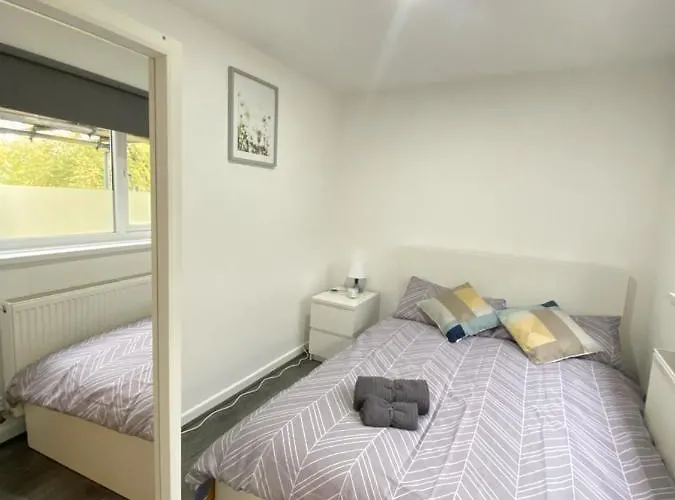 Elcot Close Private In A 4 Bed Shared House ホームステイ