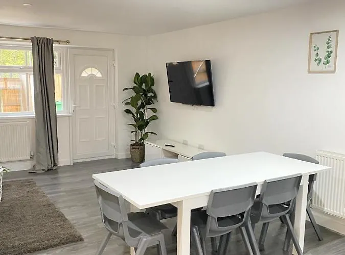 Elcot Close Private In A 4 Bed Shared House *