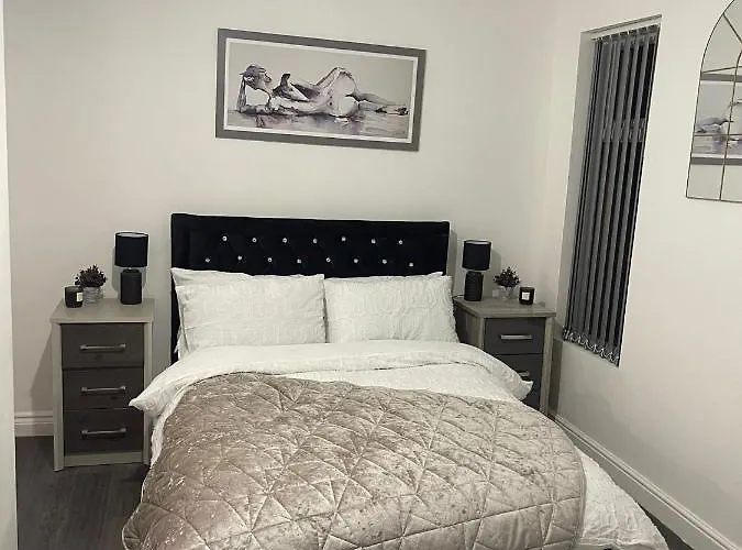 Short Stopzzz & Indoor Hot Tub Daire Manchester