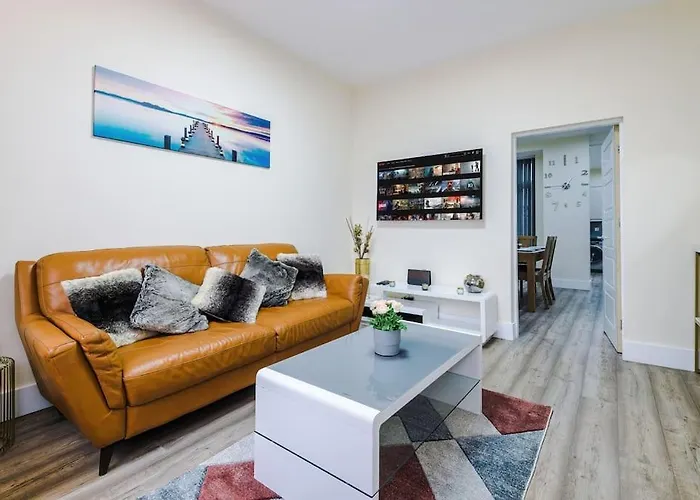 Spacious 4 Bedroom Modern House Near Centre Sleeps 12