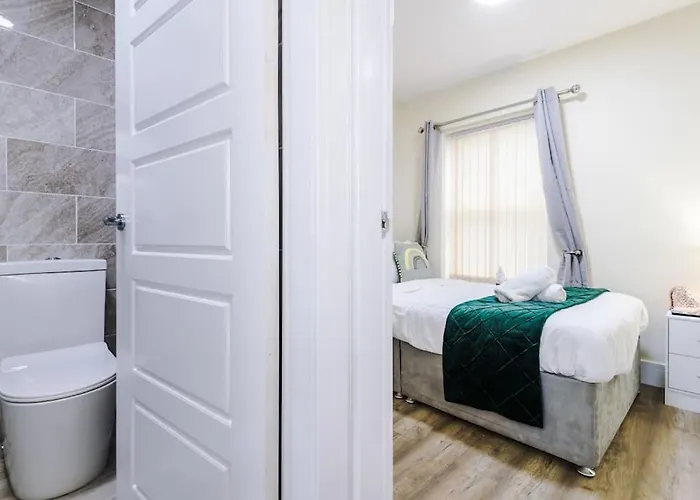 Spacious 4 Bedroom Modern House Near Centre Sleeps 12 Nyaraló