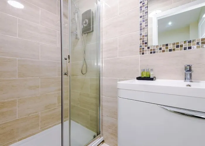 Spacious 4 Bedroom Modern House Near Centre Sleeps 12 Nyaraló *