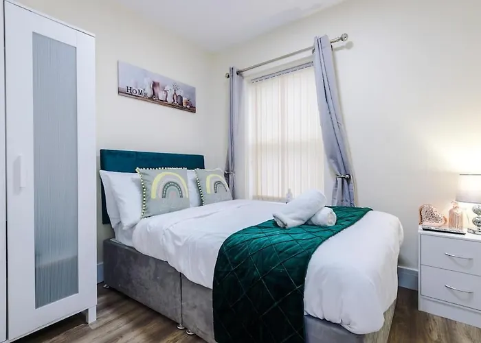 Spacious 4 Bedroom Modern House Near Centre Sleeps 12 *