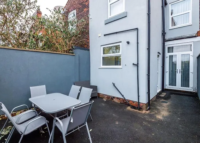 Spacious 4 Bedroom Modern House Near Centre Sleeps 12