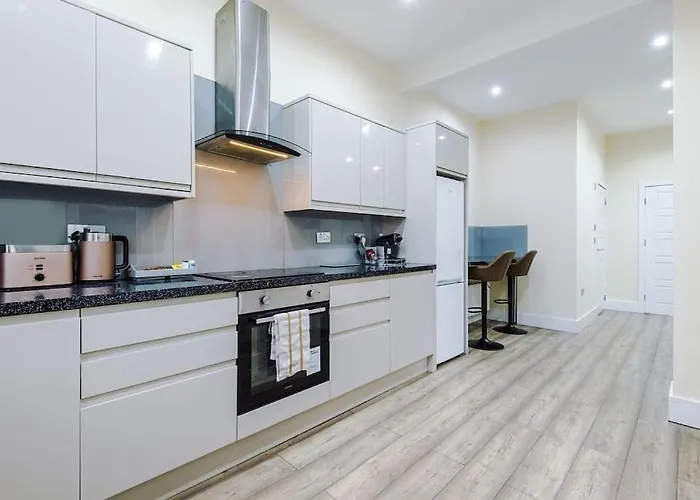 Spacious 4 Bedroom Modern House Near Centre Sleeps 12 Nyaraló Manchester