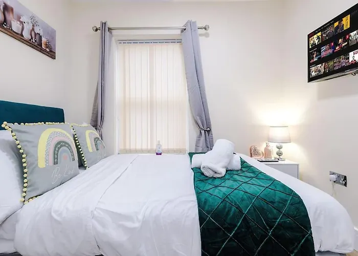 Nyaraló Spacious 4 Bedroom Modern House Near Centre Sleeps 12 *