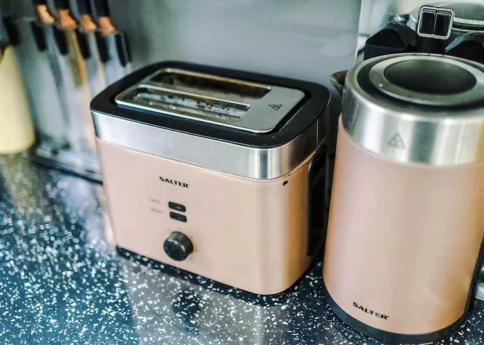 Spacious 4 Bedroom Modern House Near Centre Sleeps 12 Nyaraló Manchester