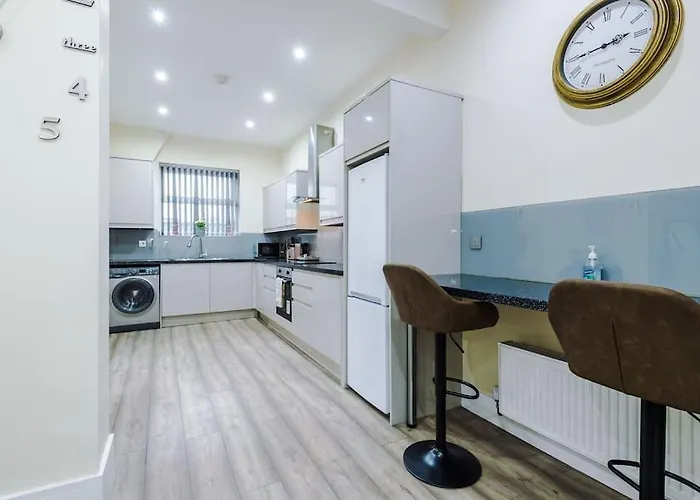 Spacious 4 Bedroom Modern House Near Centre Sleeps 12 Nyaraló *