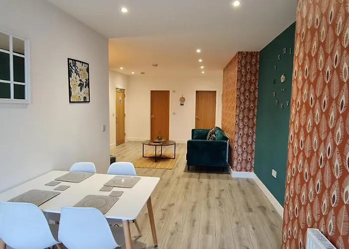 The Ecclesian - Upscale Near Trafford Centre & Eccles Train Station 맨체스터