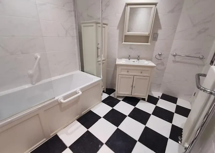 Old Trafford Centre Events 4 Bedrooms 6 Sleeps 3 - 8 *