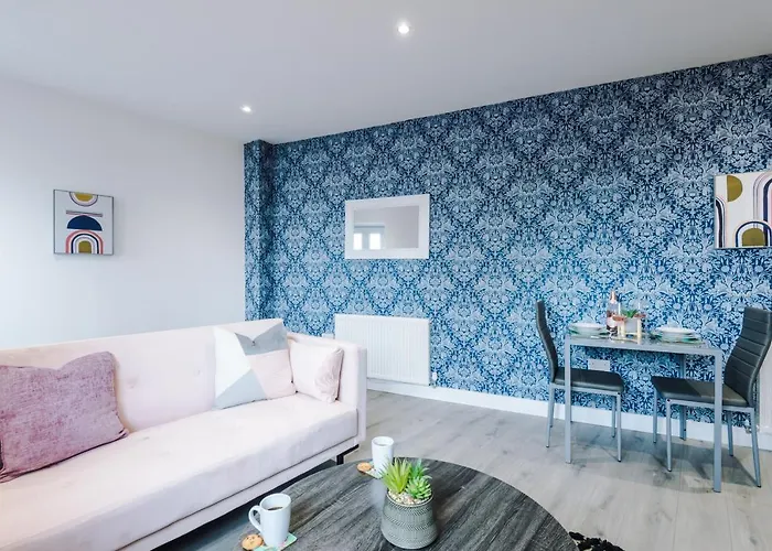 The Ecclesian - Upscale Near Trafford Centre & Eccles Train Station 아파트 *