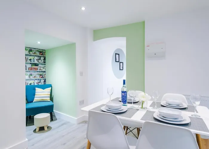 The Ecclesian - Upscale Near Trafford Centre & Eccles Train Station