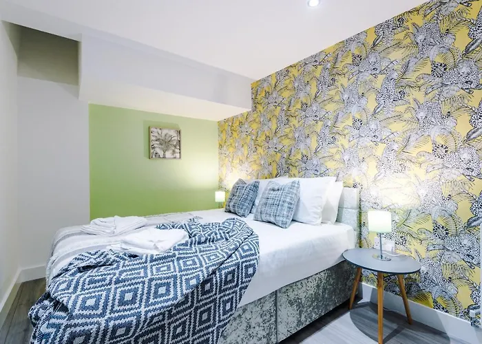 The Ecclesian - Upscale Near Trafford Centre & Eccles Train Station 아파트 *