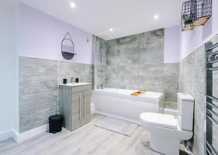 The Ecclesian - Upscale Near Trafford Centre & Eccles Train Station