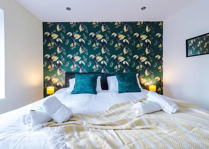 The Ecclesian - Upscale Near Trafford Centre & Eccles Train Station * 맨체스터