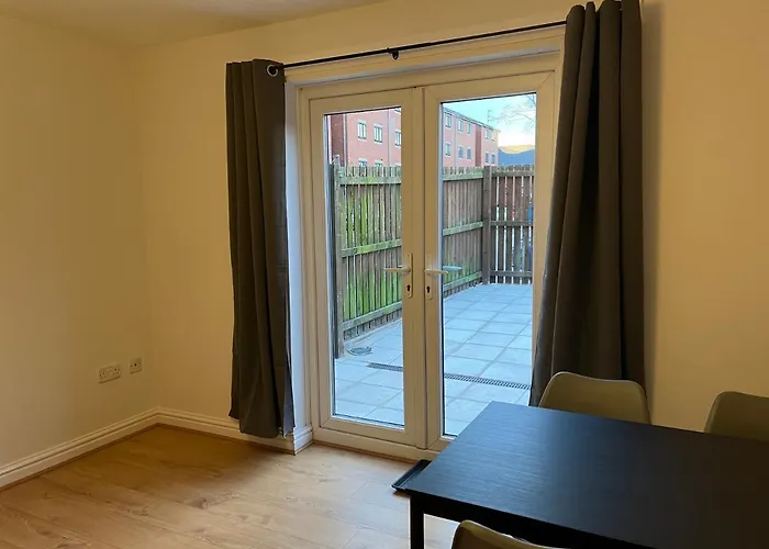 Entire House With Parking * Manchester