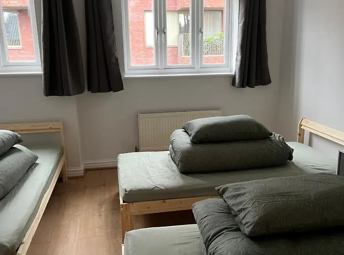 Entire House With Parking * Manchester