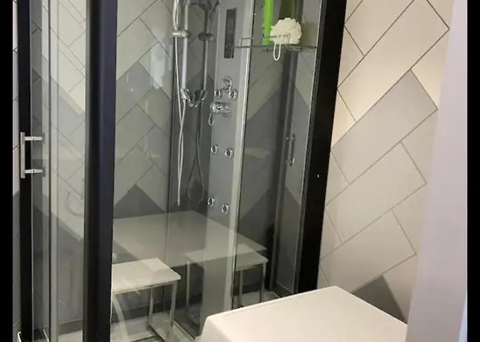 Апартаменты Appt - Sleeps 2 - Free Parking - 5min-metro