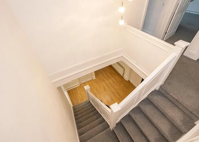 펜션 Pillo - Spacious 4 Bedroom Detached House Close To Heaton Park 맨체스터