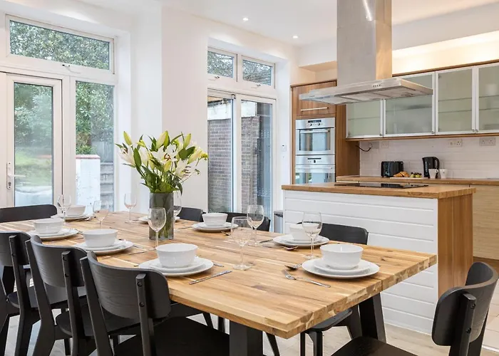 Pillo - Spacious 4 Bedroom Detached House Close To Heaton Park 펜션 *